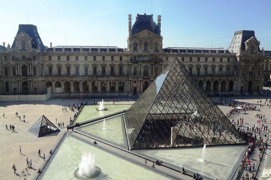 Foto da fachada do museu do Louvre.