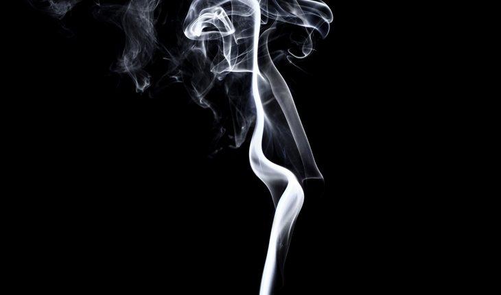 Imagem de uma fumaça de cigarra com um fundo preto