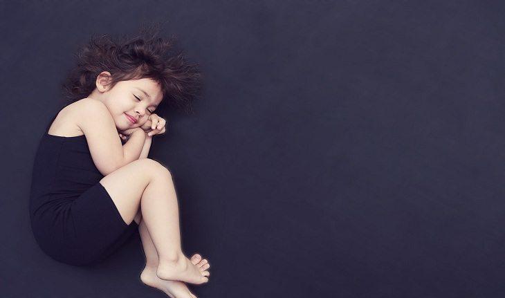 imagem de uma garota deitada em um chão preto em referência aos nomes franceses