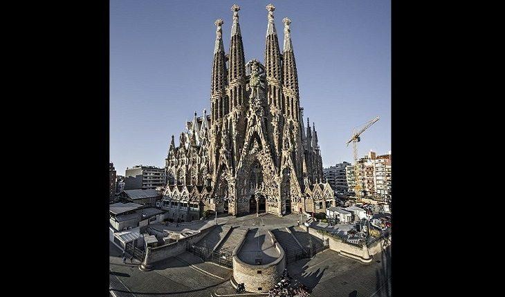 A foto mostra o Templo Expiatório Sagrada Família, em Barcelona, na Espanha