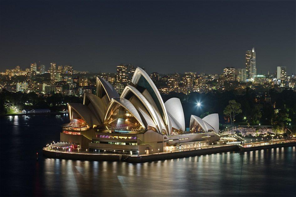 fotografia da Sydney Opera House à noite