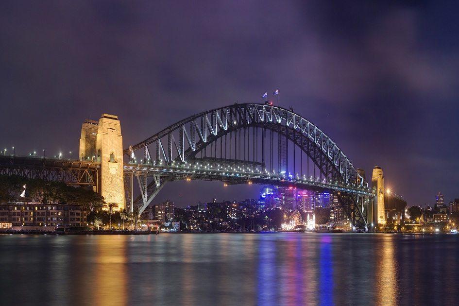 Fotografia da Sydney Harbour Bridge à noite.