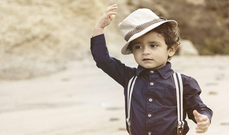 Imagem de um bebê vestindo roupas vintage.