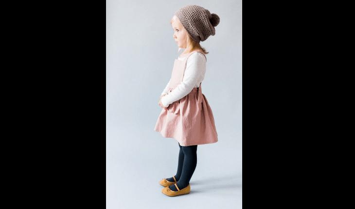 Imagem de um bebê vestindo roupas vintage.