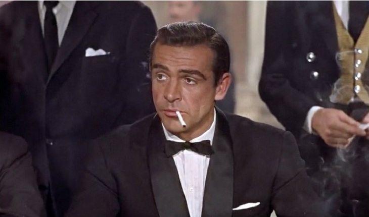 ator Sean Connery durante cena do filme James Bond