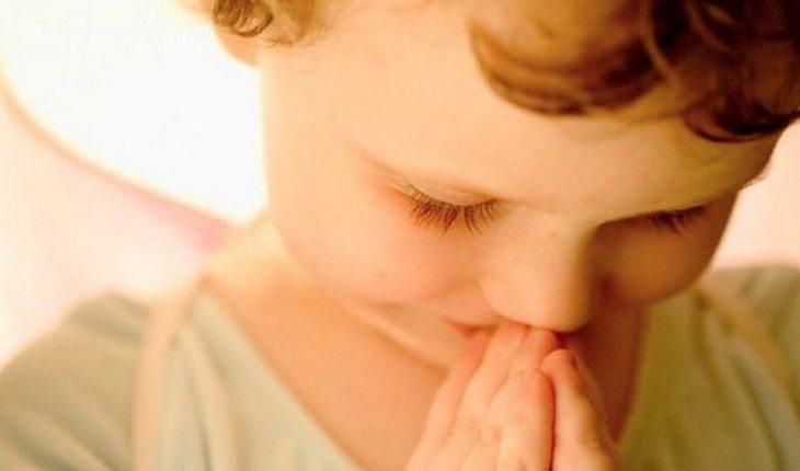 Bebê fazendo oração