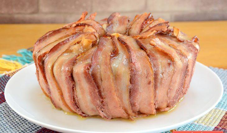 bolo de carne com bacon servido em um prato redondo branco