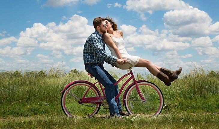 Casal de namorados na bicicleta