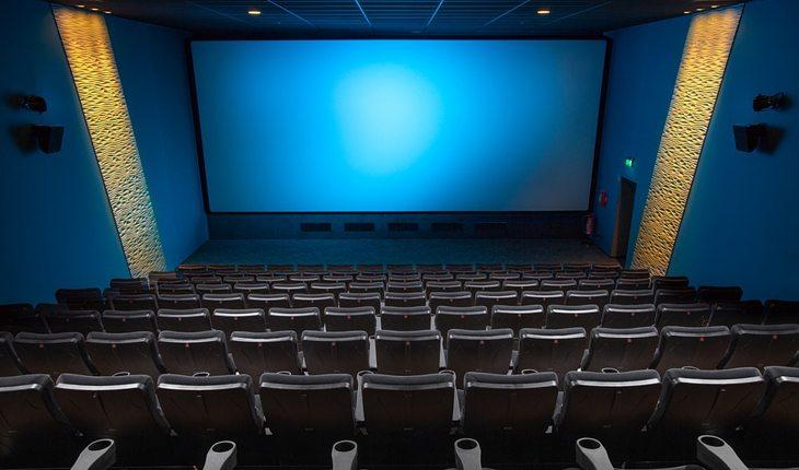 Conteúdo Dublado. Foto de uma sala de cinema vazia.