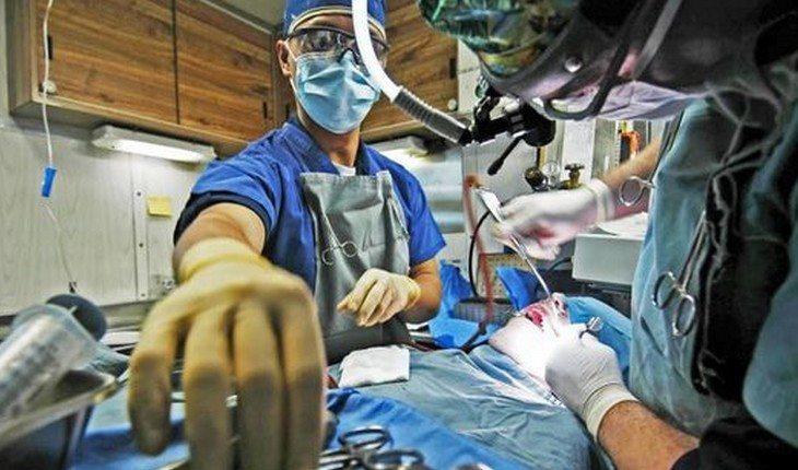 Dentista fazendo operação