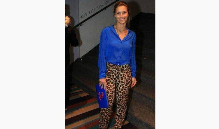 estilo de Carolina Dieckmann calça oncinha e blusa azul pinterest