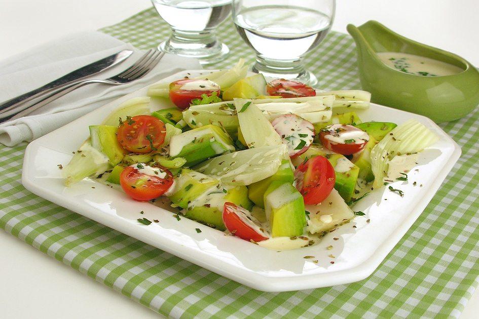 salada de abacate, prato branco