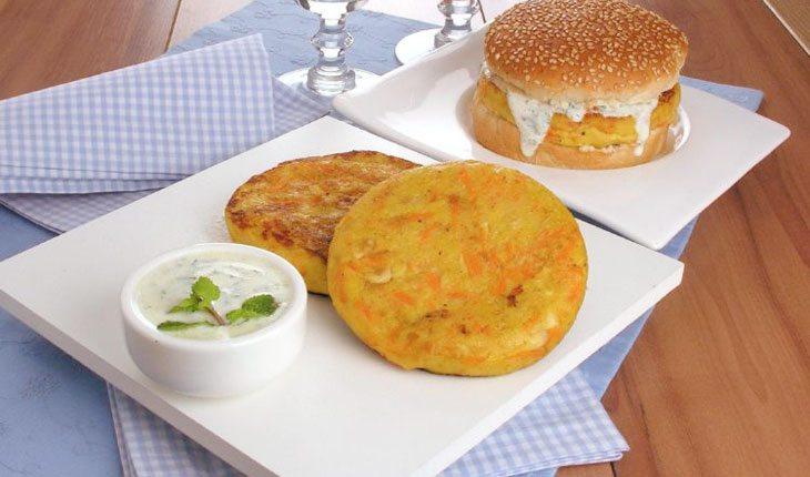 hambúrguer vegetariano servido em pratos brancos quadrados, no lanche com pão e sozinhos