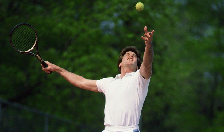 Homem jogando tênis esporte