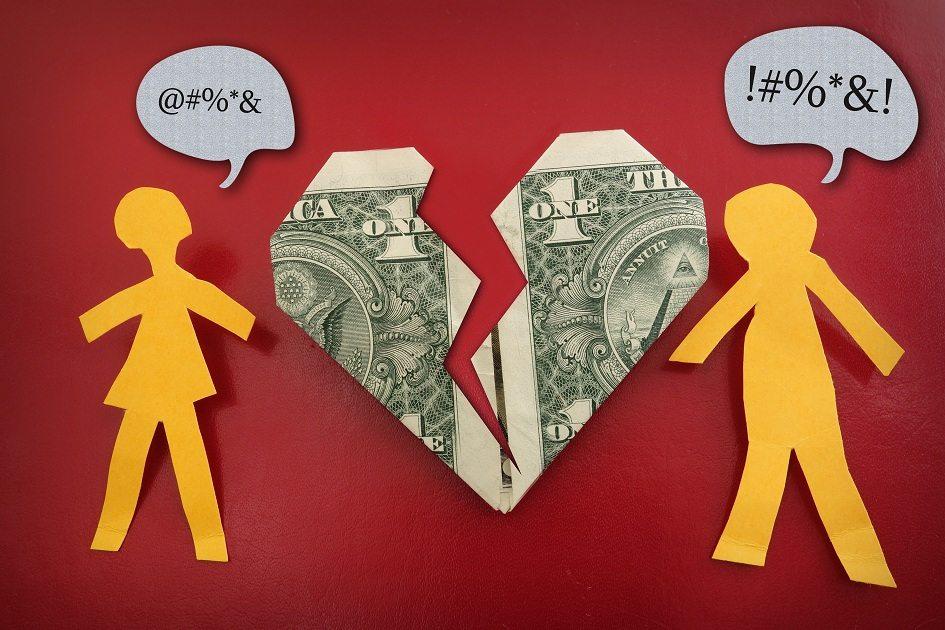 casal de papel separado com falas de xingamentos e dinheiro em forma de coração partido ao meio