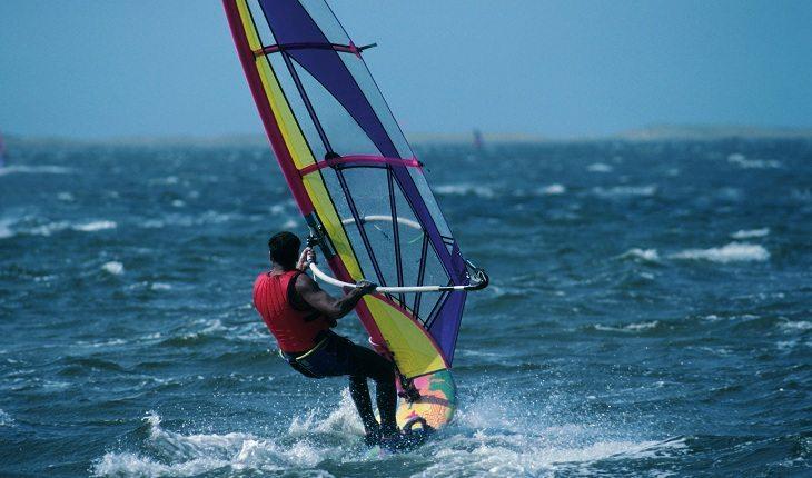 Homem praticando windsurf