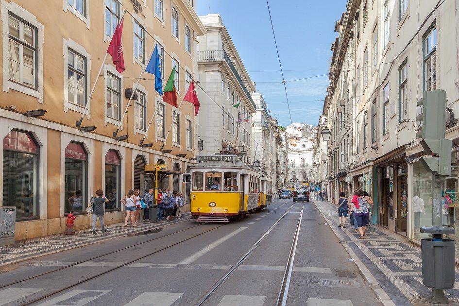 Foto de uma rua de Lisboa.