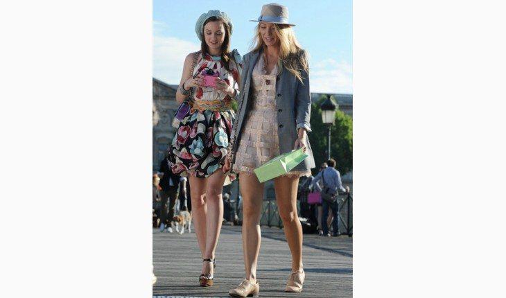 looks de Gossip Girl Serena e Blair em Paris vestido com brilho e mix de estampas pinterest