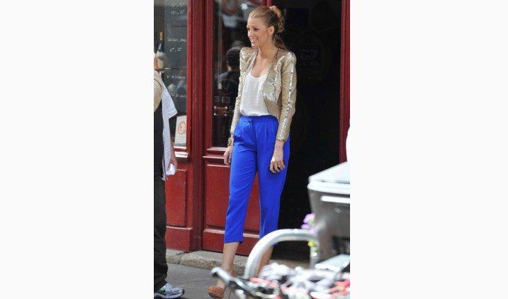 looks de Gossip Girl Serena Van der Woodsen calca azul e casaco com brilho pinterest