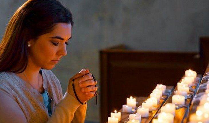 Mulher fazendo oração religiosa