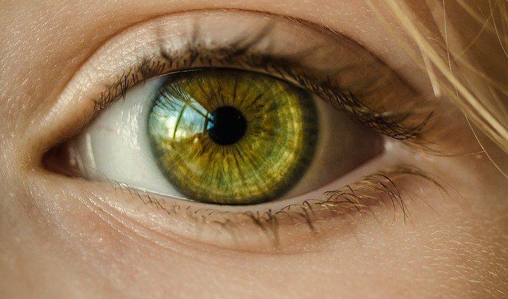 Olho verde de mulher