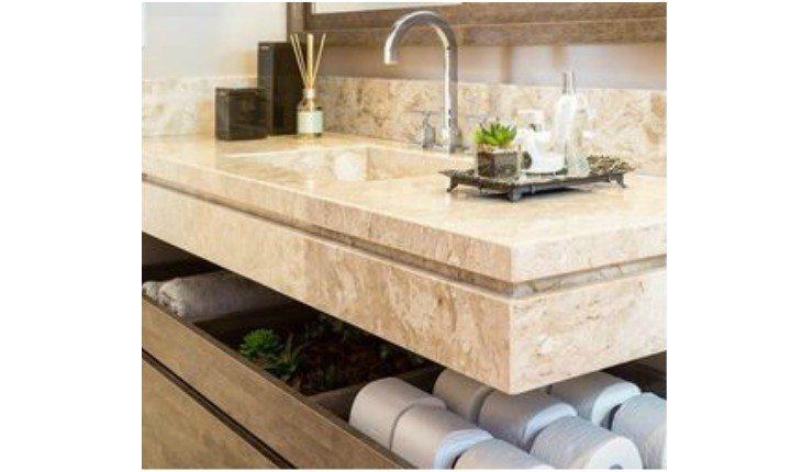 Bancada de mármore no banheiro deixa o ambiente clean e sofisticado