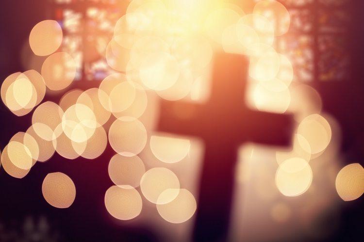 Imagem da cruz com sparkles de luz ilustrnado post pela fé me Jesus