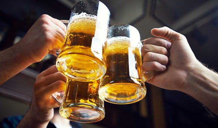 copos de cerveja erguidos em celebração para cuidar de pessoas queridas