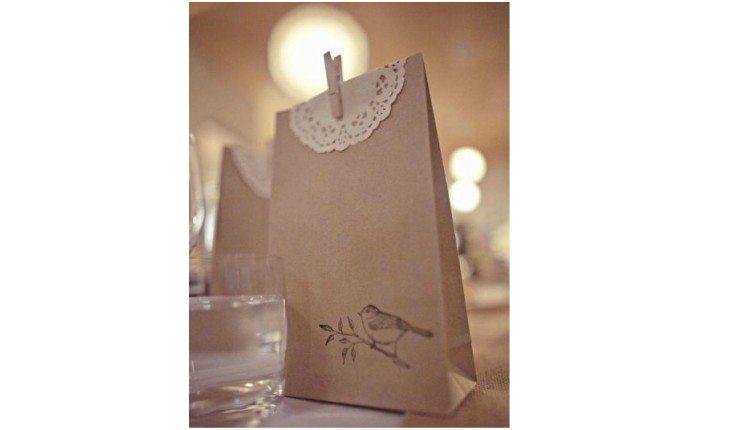 Sacolinha de papel pardo: lembrancinha de casamento simples e significativa