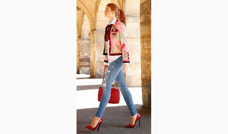sapato vermelho salto alto com jaqueta bordada Marina Ruy Barbosa pinterest