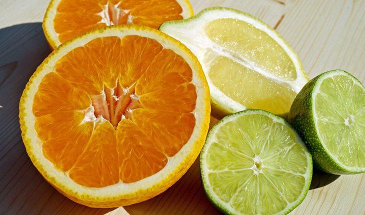 Na foto há pedaços de laranja e limão.