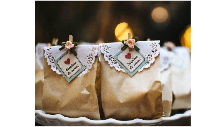 Sacolinha de papel pardo: lembrancinha de casamento simples e significativa