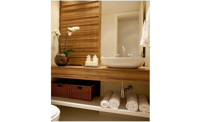 Bancada de madeira no banheiro; um toque charmoso na decor