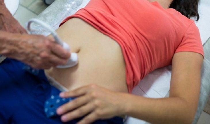 Na imagem, uma mulher está fazendo ultrassom para ver se o Dispositivo intrauterino não saiu do lugar.
