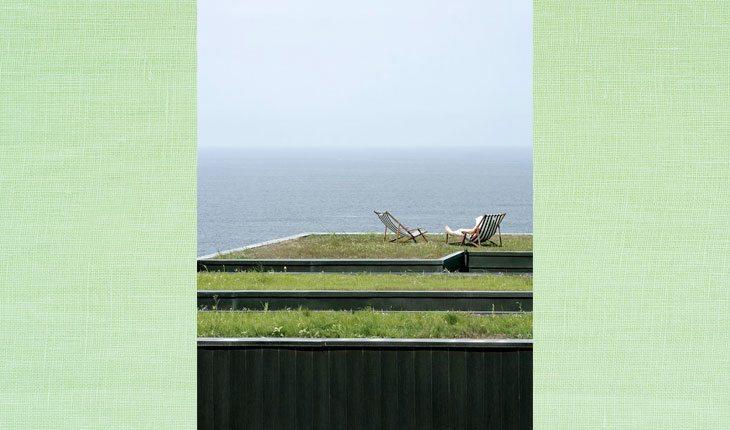 Telhado verde. Foto de um teto verde com duas cadeiras de praia