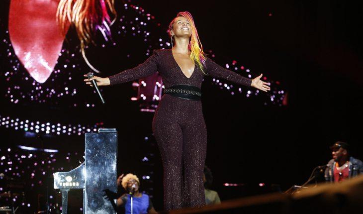 Rock in Rio. Na foto, Alicia Keys com os braços abertos e olhando para cima, sorrindo