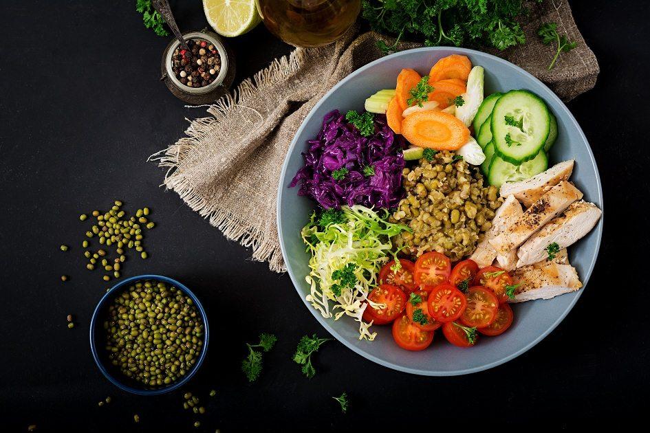 As saladas completas aproveitam ao máximo todos os nutrientes disponíveis nos alimentos. 