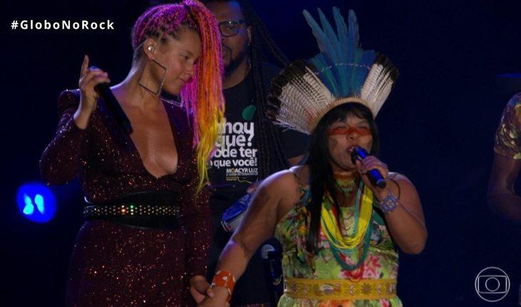 Rock in Rio. Na foto, Alicia Keys de mãos dadas com a índia Sonia Guajajara