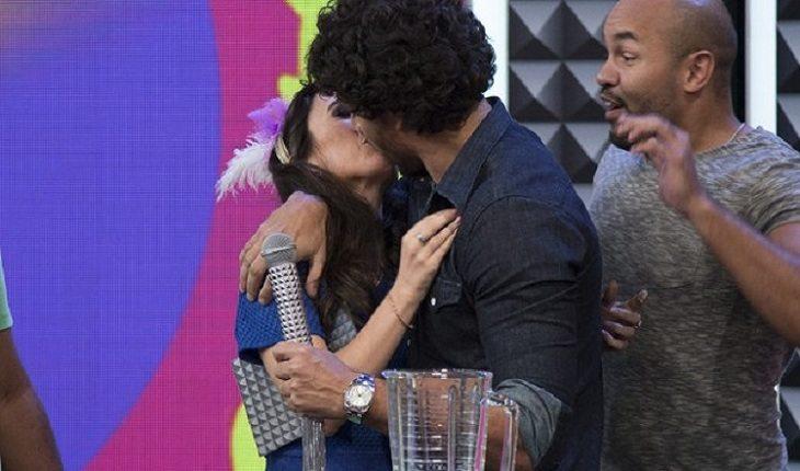 atriz Tata Werneck e o modelo Jesus Luz se beijando durante gravação do programa Tudo pela Audiência