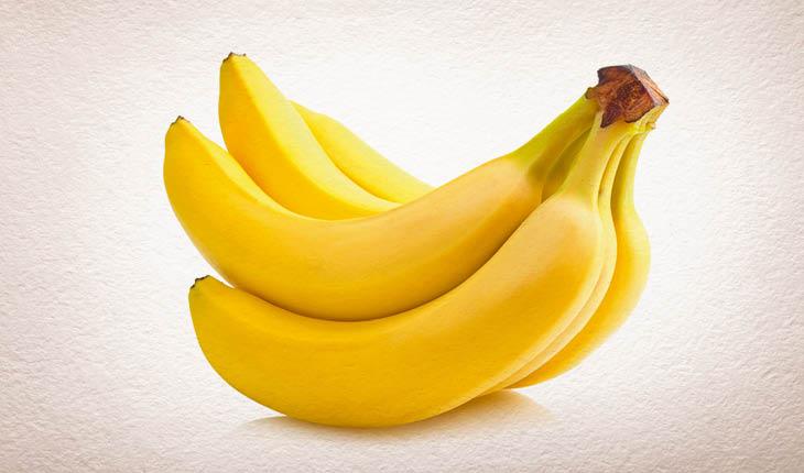 Foto de uma banana ilustrando uma galeria de ebidas para curar a ressaca.