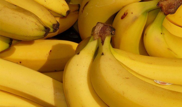 Na foto há várias bananas uma em cima da outra.