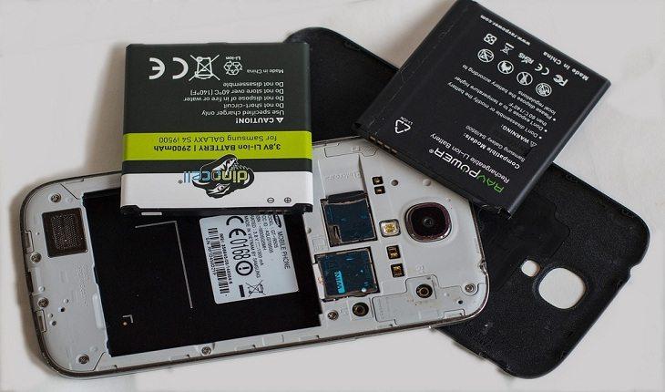 foto de duas baterias sobre um celular desmontado