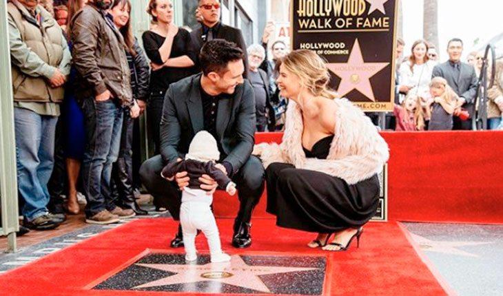Adam Levine e Behati Prinsloo. A modelo e o cantor na calçada da fama em Hollywood com a primeira filha
