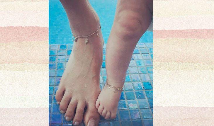 Adam Levine e Behati Prinsloo. Os pés da modelo e da filha, ambas com uma tornozeleira