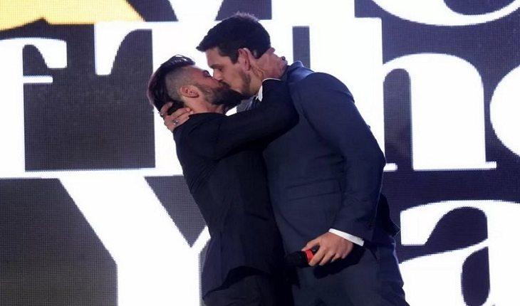 Bruno Gagliasso e João Vicente de Castro se beijando em protesto a homofobia durante a premiação Men of the year