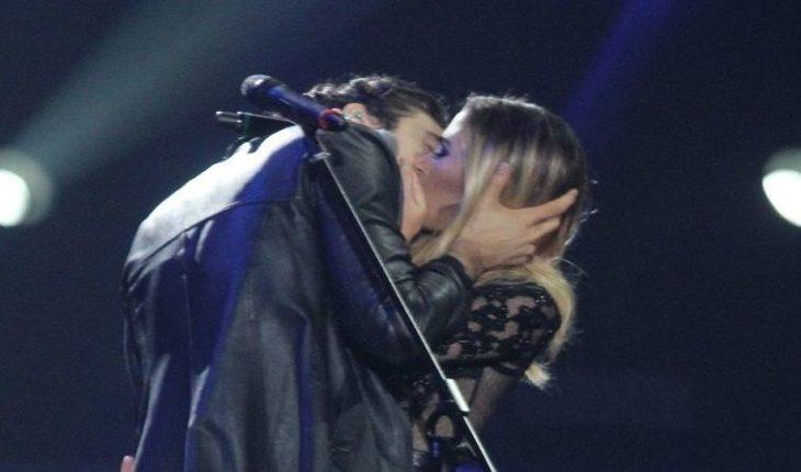 cantor Tiago Iorc e atriz Tata Werneck se beijando durante apresentação do Prêmio Multishow 2016