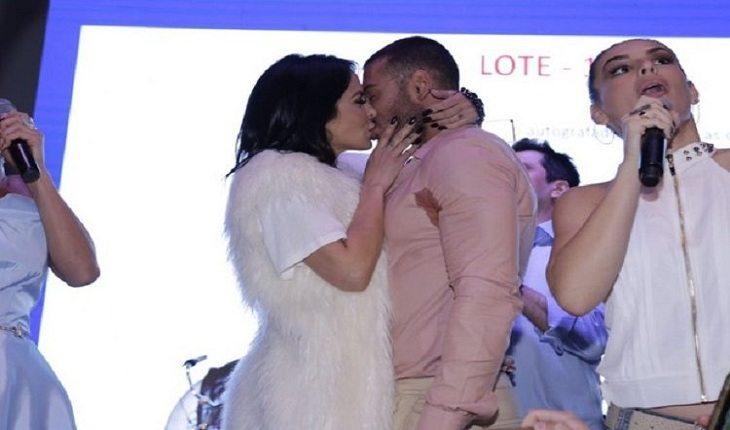 cantora Alinne Rosa e cantor Lucas Lucco se beijando durante um evento beneficiente