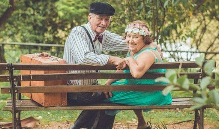 Casal de idosos apaixonados