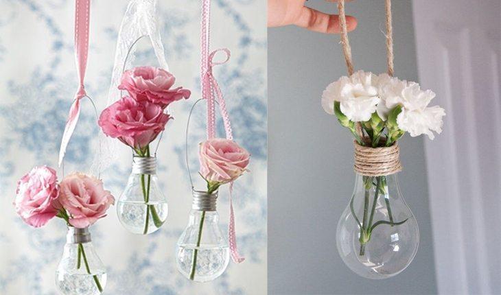 Na foto há pêndulos com flores feitos com lâmpadas.