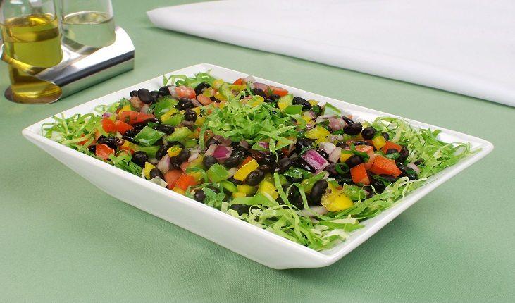 Existem diversos ingredientes saudáveis que podem ser acrescentados às saladas contra a glicemia